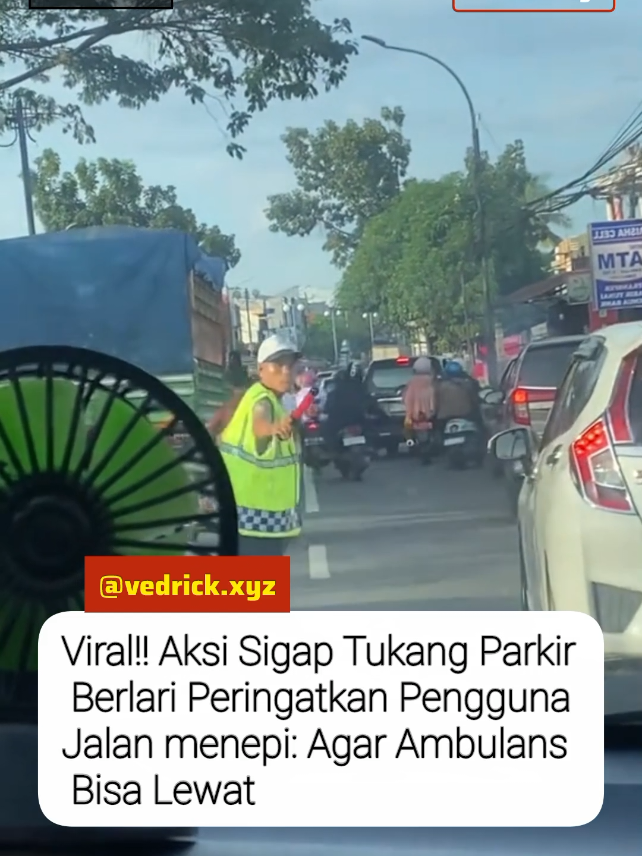 Seorang tukang parkir dengan cepat berlari memperingatkan pengguna jalan untuk menepi agar ambulans bisa lewat. Aksi heroik ini bikin hati terharu! ❤️🩹   🔹Respect! Salut untuk dedikasinya yang tanpa pamrih.   🔹Kesadaran publik itu penting—kita semua bisa belajar dari momen ini.   👍 Like & Share jika kamu juga terinspirasi!#beritaviral #beritatiktok #terkini #ambulance #darurat  #beritahariini #fyp 