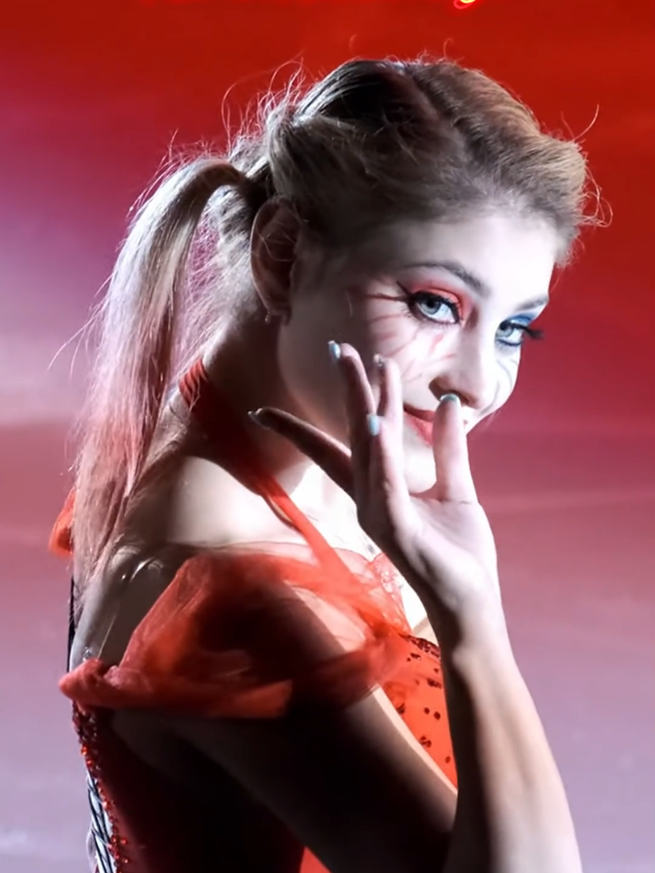 🧩 Detalles del programa Origen: Es un segment de exhibición (gala), no una rutina competitiva oficial. Fue estrenado en el “Champions Union” en Moscú el 9 de junio de 2022 . Música: Medley que incluye “You Don’t Own Me” de Saygrace (suicidio Squad) y “Boss Bitch” de Doja Cat (Birds of Prey) . Coreografía y estilo: Presenta a Aliona encarnando a Harley Quinn, con gestos animados, expresividad teatral y vestuario alusivo. Es una mezcla de fuerza, destreza técnica (saltos y piruetas) y teatralización intensa. 📌 Contexto en su carrera Kostornaya presentó este número durante su etapa en la academia de Evgeni Plushenko, tras recuperarse de lesiones y un período sabático . El programa complementa bien sus rutinas competitivas de la temporada 2021–2022 como el “Medley Lovely” o su corto “New York, New York” . 🌟 Interpretación final “Harley Quinn” es un show causado furor: desbordante de energía, con una performance muy actoral y gran conexión con el público. Exhibe su virtuosismo con saltos bien ejecutados y una presencia en pista magnética, consolidando su faceta de showwoman. Marca un momento divertido y liberador en su carrera, donde el planteamiento artístico y la libertad escénica priman sobre la competición #aленаkосторная #alionakostornaya #фигурноекатание #figureskating #patinajeartistico 