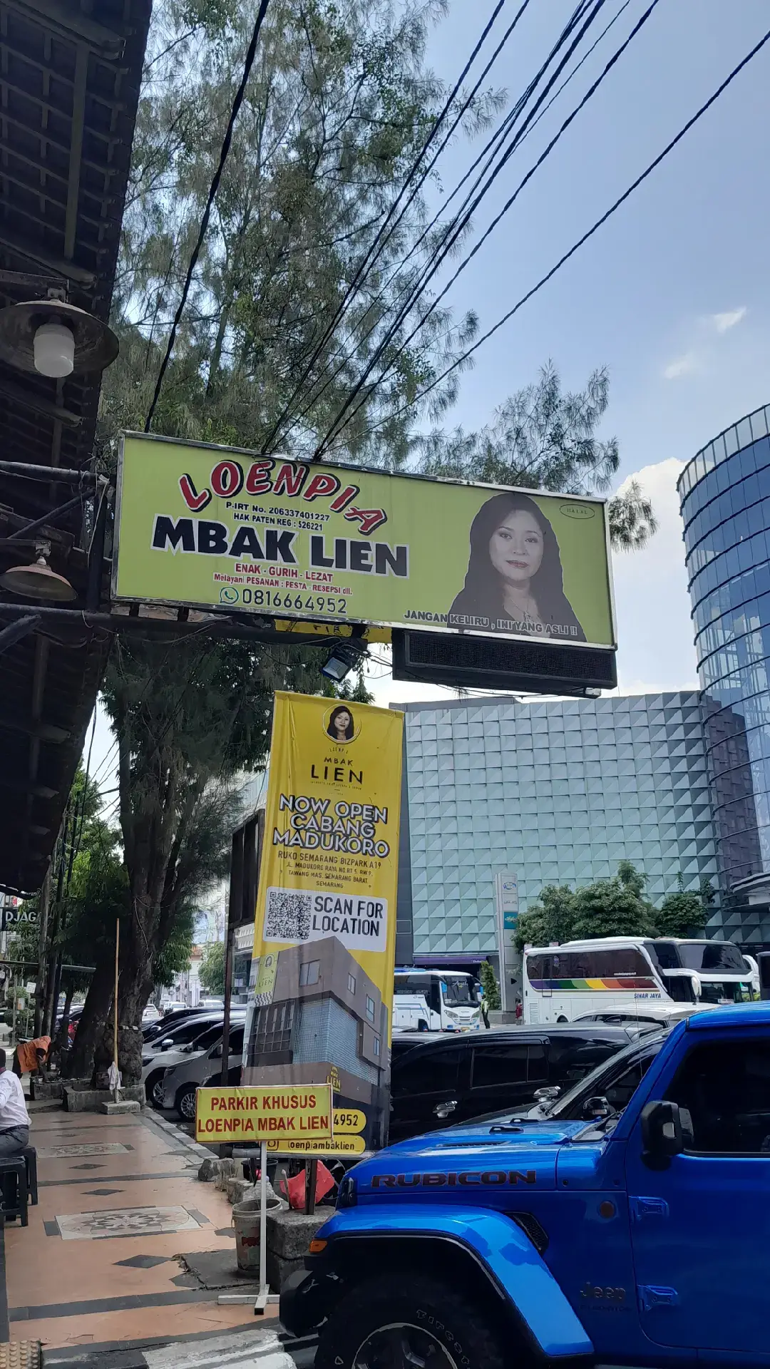 Kalau ke Semarang kayaknya ada yang kurang kalau belum makan lumpia khasnya Semarang nih hehe. First time nyobain lumpia ini enak banget!!!😭🫶 Sejujurnya aku bukan tipe yg doyan rebung, pas tau lumpia ini isinya rebung jadi ragu mau nyoba, tpi karena udah sampai situ yakali masak gak mau nyobain. Akhirnya nyobain dan yappp ternyata enak banget gak kerasa rebungnya sama sekali, apalagi banyak varian isian lainnya, jujur kalau ke Semarang lagi pasti bakalan jajan Lumpianya Mbak Lien lagi sih 🤭🥰 #semarang #lumpiasemarang #Foodie #foodtiktok #fypシ #exploresemarang 