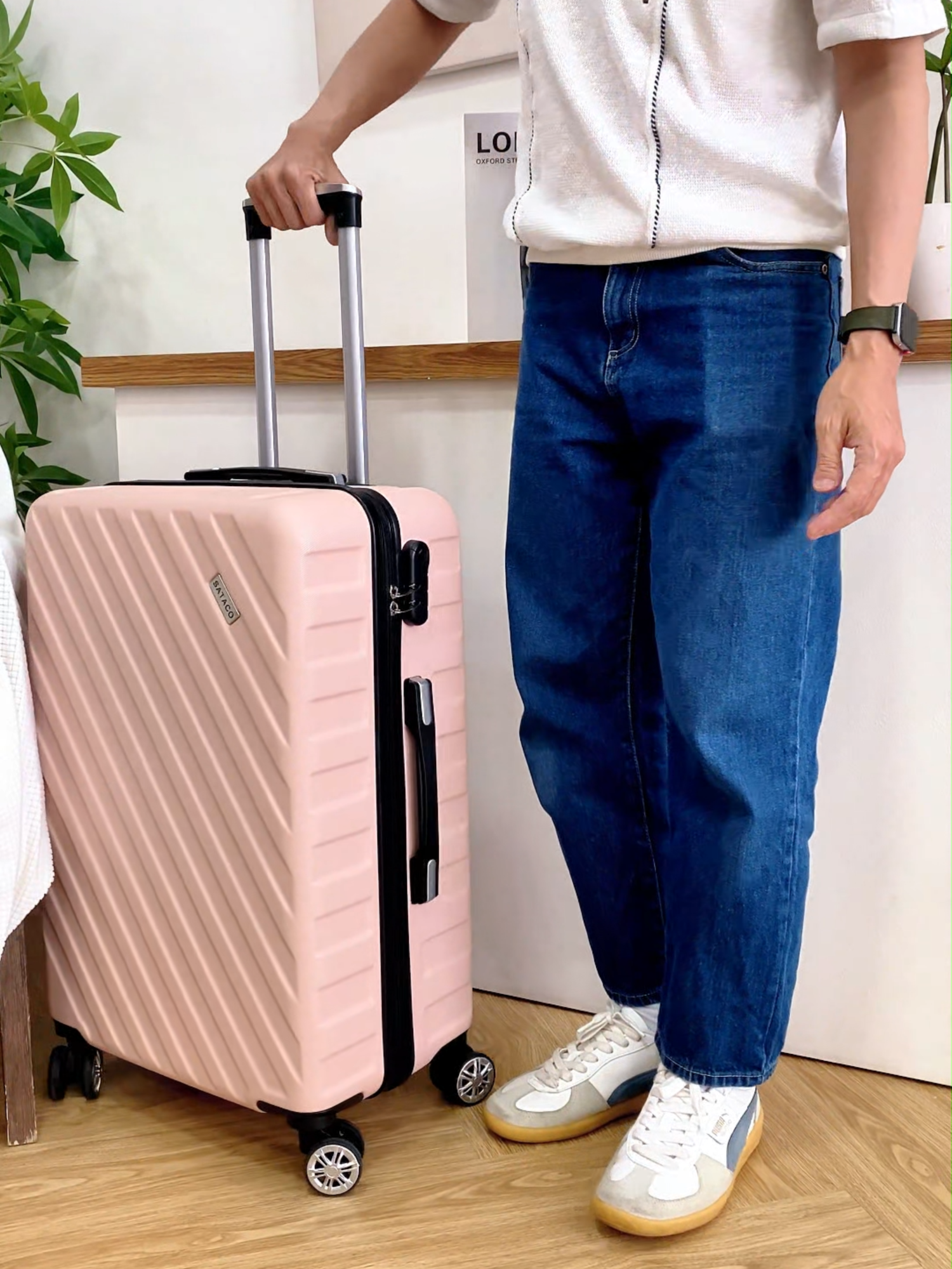 SATACO MD24185 Mang vẻ ngoài độc đáo với điểm nhấn họa vải tiết sọc đem đến một vẻ ngoài tươi mới cho chiếc vali truyền thống. Ngoài ra MD24185 vẫn được trang bị đầy đủ các tính năng hiện đại mà một chiếc vali cần có. TÍNH NĂNG NỔI BẬT 📷Bề mặt phủ vân nhám hạn chế trầy xước 📷Cần kéo nhôm phân nấc đa điểm 📷Dây kéo êm ái mượt mà 📷Bánh xe đôi bọc cao su non kéo đẩy êm nhẹ 📷Khóa số bảo mật an toàn 📷Số lượng ngăn chứa: 2 ngăn 📷Chất liệu Nhựa ABS hạn chế trầy xước #25thuonghieuquocte #Lugvn #valilug #Valichinhhang #Lug