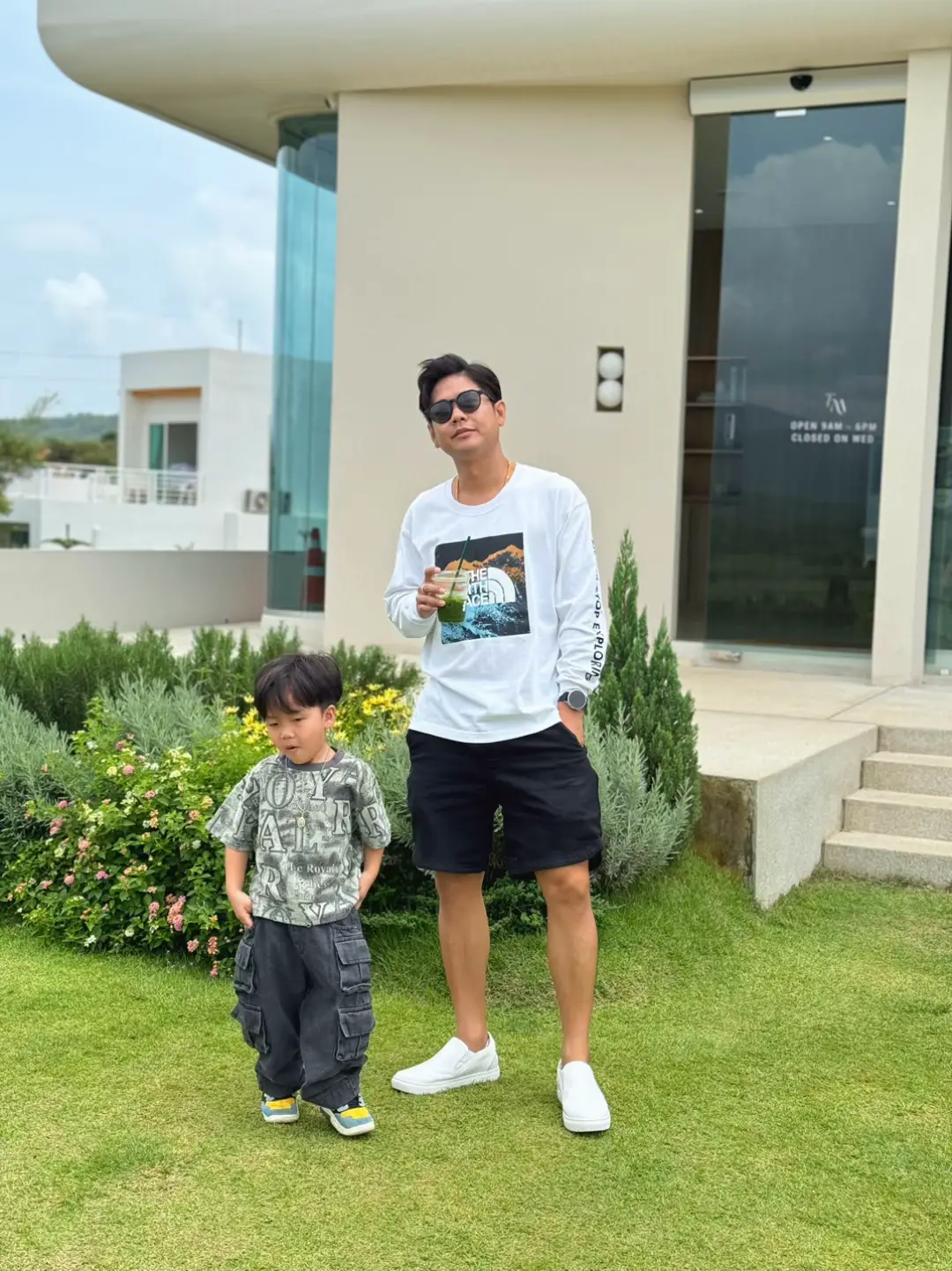 แต่งตัว ตามใจ #เสื้อยืด #เสื้อยืดแขนยาว #เสื้อยืดแขนยาวสีพื้น #เสื้อผู้ชาย #พ่อลูกอ่อน #น่ารัก #ลูกชาย 