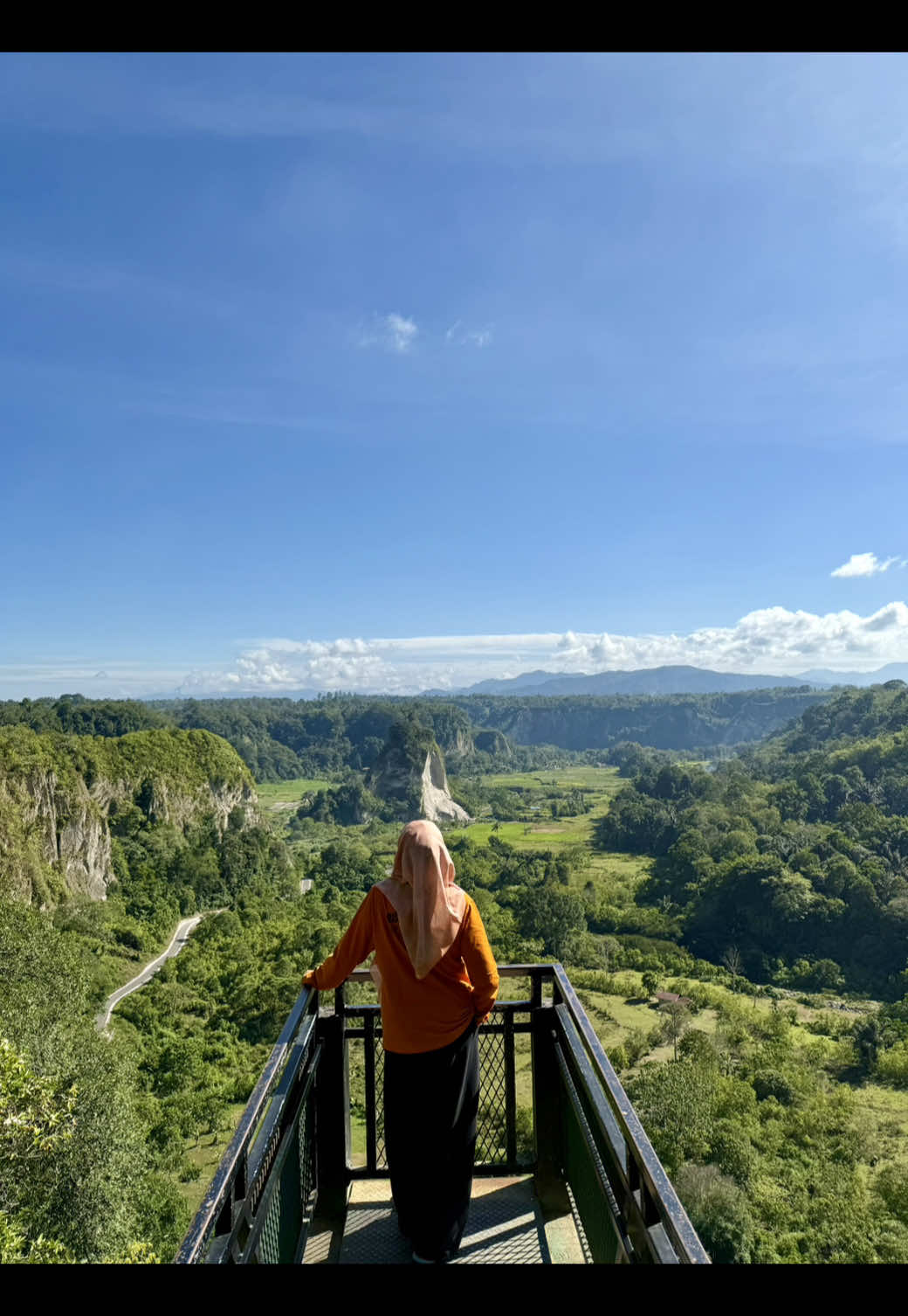 Ngarai Sianok Ngarai Sianok adalah sebuah lembah curam yang terletak di perbatasan Kota Bukittinggi dan Kabupaten Agam, Sumatera Barat.  Lembah ini terkenal dengan keindahan alamnya yang menakjubkan, termasuk tebing-tebing tinggi, sungai yang mengalir di dasarnya, dan pepohonan hijau yang lebat.  Ngarai ini terbentuk akibat pergerakan lempeng tektonik dan patahan Semangko.  Berikut adalah beberapa poin penting tentang Ngarai Sianok:  Lokasi:  Terletak di perbatasan Kota Bukittinggi dan Kabupaten Agam, Sumatera Barat.  Bentuk:  Lembah curam dengan tebing tinggi dan sungai yang mengalir di dasarnya.  Pembentukan:  Terbentuk akibat pergerakan lempeng tektonik dan patahan Semangko.  Panjang dan Kedalaman: Memiliki panjang sekitar 15 kilometer dan kedalaman sekitar 100 meter.  Keunikan:  Dikenal dengan pemandangan alam yang indah, termasuk tebing curam, sungai yang jernih, dan pepohonan hijau.  Aktivitas Wisata:  Pengunjung dapat menikmati pemandangan, berjalan-jalan di sekitar ngarai, mengunjungi desa-desa tradisional, dan melihat kerajinan tangan khas Minangkabau.  Nilai Budaya dan Sejarah: Ngarai Sianok juga memiliki nilai sejarah dan budaya yang penting, dengan cerita legenda dan desa-desa tradisional di sekitarnya.  Ngarai Sianok merupakan salah satu daya tarik wisata alam yang populer di Sumatera Barat, menawarkan keindahan alam yang memukau dan pengalaman budaya yang kaya.  . #ngaraisianok  #ngaraisianokbukittinggi  #wisatasumbar  #bukittinggi  #nature  #ngarai  #lembah #valley  #wonderfulindonesia  #fyp  #fyppppppppppppppppppppppp 