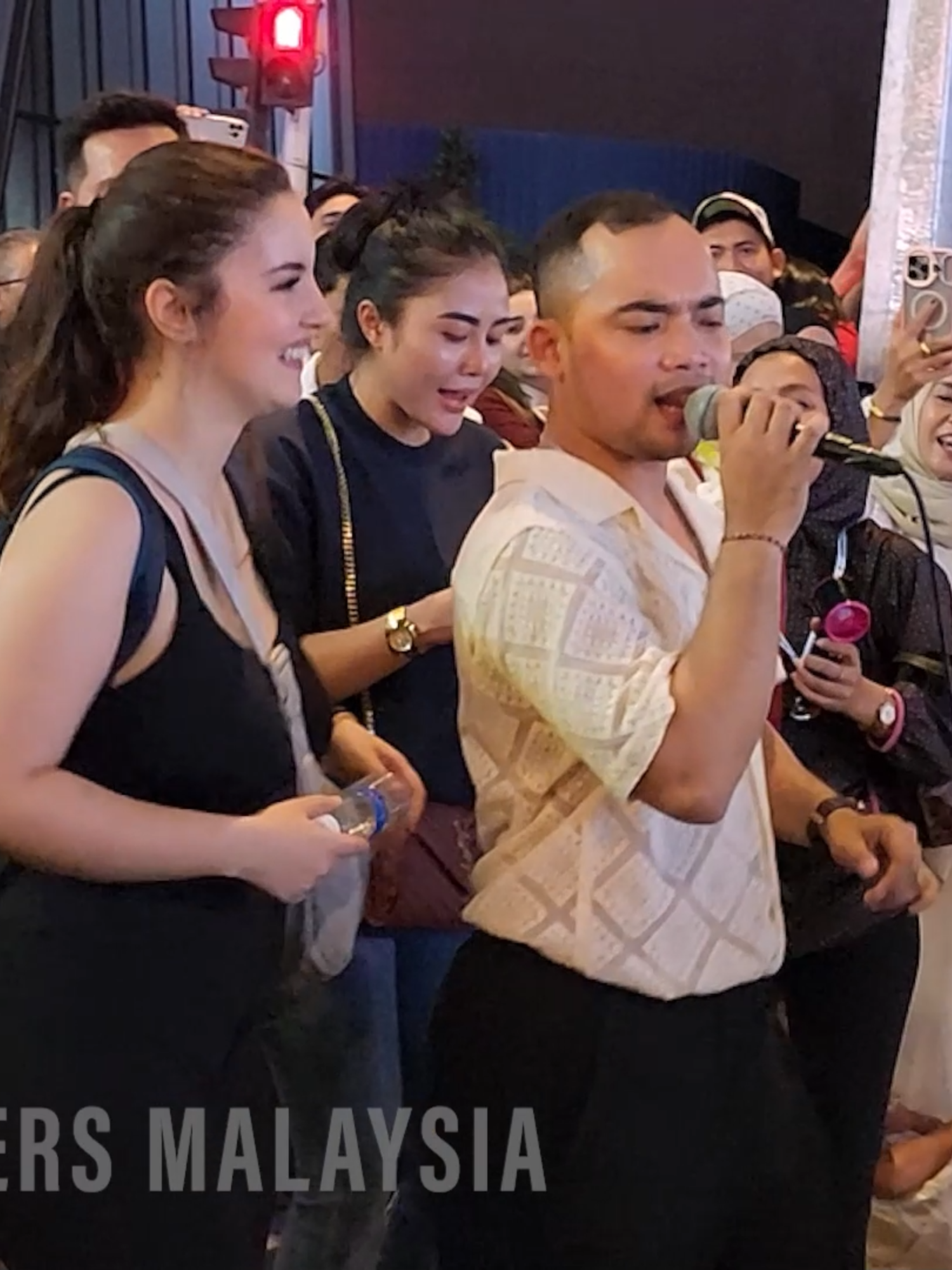 Persembahan penyanyi hindustan dari Indonesia buat penonton terkejut I Dia memiliki dua suara lelaki dan perempuan