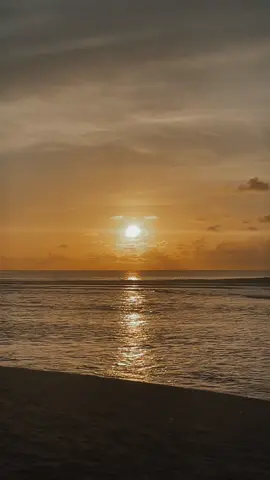 Ada orang pernah bilang. Kenapa senja selalu menyenangkan. Kadang dia hitam, kelam. Kadang dia merah merekah. Tapi langit selalu menerima apa adanya - Jonathan dalam Sore, Istri Masa Depan