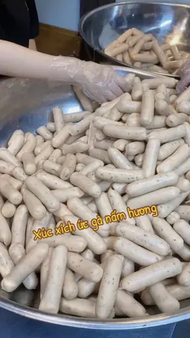 Tuần mới bắt đầu rồi, bung lò xúc xích gà nấm cho phơi phới tinh thần nhé 🐣✨ Vừa healthy, vừa vui miệng – ăn chơi có tổ chức, không lo mập! Tuần này e có cả món mới xx ức gà phomai 