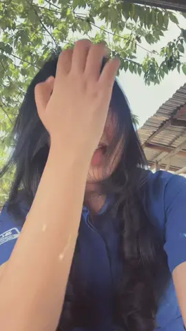 singkat cerita. ku berjalan dengannya🦋