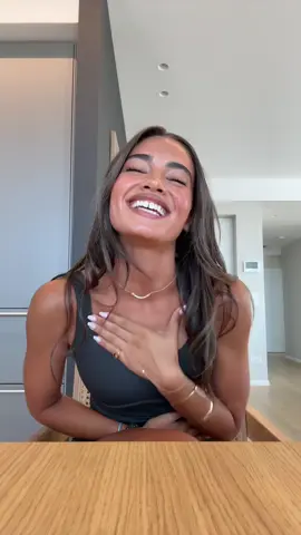 יש שירים שנפתחים בהצתה מאוחרת  אחד מהם להלן💁🏽‍♀️