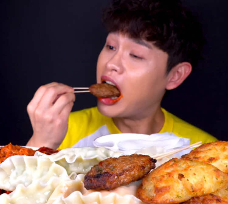 Spicy Noodles With Kimchi Dumplings Fried Dumplings MukBang! #asmr #mukbang #bonggil #asmrsegments #food #asmrfood #foodblogger #FoodLover #koreanfood #satisfyingeats #tiktokfood #explore #yummy 