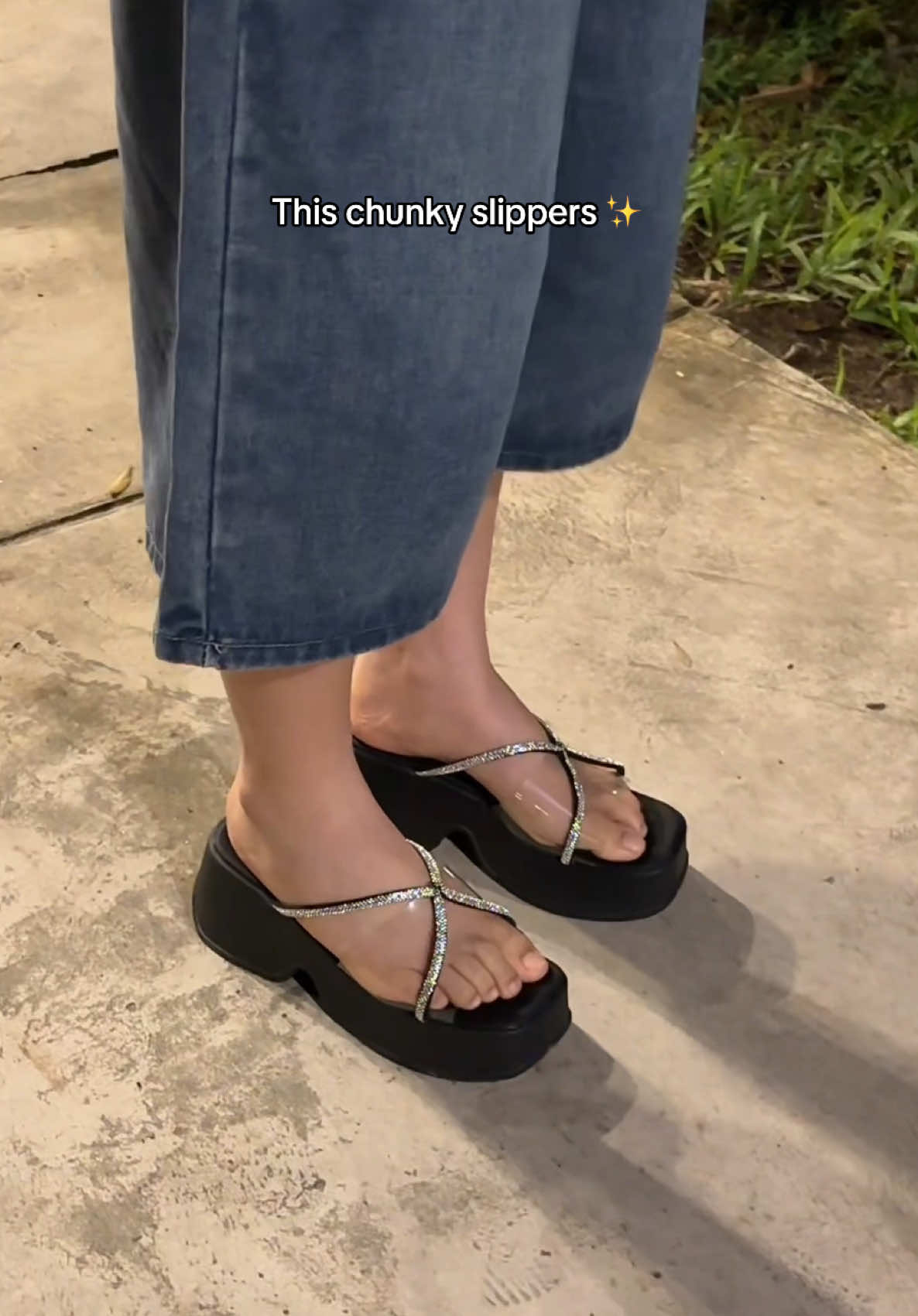 Sosyal and nakakatangkad. Btw, super comfy ilakad nyan 🥰 #chunkyslippers #slippers #highslippers #koreanchunkysandals #fyp #merryhil #merryhilrecos 