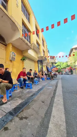 Cà phê vỉa hè 39 Tạ Hiện – ngồi một góc nhỏ mà ngắm được cả phố cổ chuyển mình, nhấp một ngụm là như đặt chân vào hành trình du lịch Hà Nội… bằng vị giác! ☕️🌏 #cafe39tahien #39tahien #cafephoco 