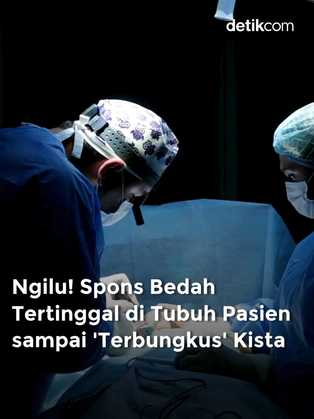 Seorang wanita di New Delhi, India, menjalani operasi caesar darurat untuk melahirkan anaknya. Tetapi, setelah operasi ia merasakan nyeri di sisi kanan perut bagian bawahnya. Saat itu, dokter mengatakan kondisi yang dirasakan wanita 38 tahun itu adalah nyeri pascaoperasi yang normal. Tim dokter pun tidak memeriksanya lebih lanjut. Akhirnya, muncul benjolan di lokasi tersebut. Nyeri yang dirasakan pasien semakin parah. Sekitar empat tahun setelah operasi caesar itu, pasien mencari pertolongan medis lebih lanjut di sebuah rumah sakit di New Delhi pada 2014. Dokter melakukan USG dan CT scan, yang menunjukkan adanya kista di lokasi nyeri. Namun, mereka belum dapat memastikan apa yang ada di inti kista tersebut. Dugaan awal mereka adalah kista mesenterika, yakni sejenis tumor jinak yang dapat menyebabkan ketidaknyamanan dan nyeri. Untuk memastikan diagnosisnya, mereka menggunakan MRI. Tetapi, para dokter dibuat bingung karena terlihat ada sesuatu yang tampak seperti membran tebal di inti massa tersebut. Alih-alih tumor jinak, para dokter menduga kista tersebut membungkus cacing pita yang saja masuk ke tubuhnya jika pasien mengonsumsi makanan yang terkontaminasi telur cacing pita. Video: Ilustrasi/Pexels Creator: Prastiwi #detikcom #operasicaesar #Kista #kasusmedis #alatbedah