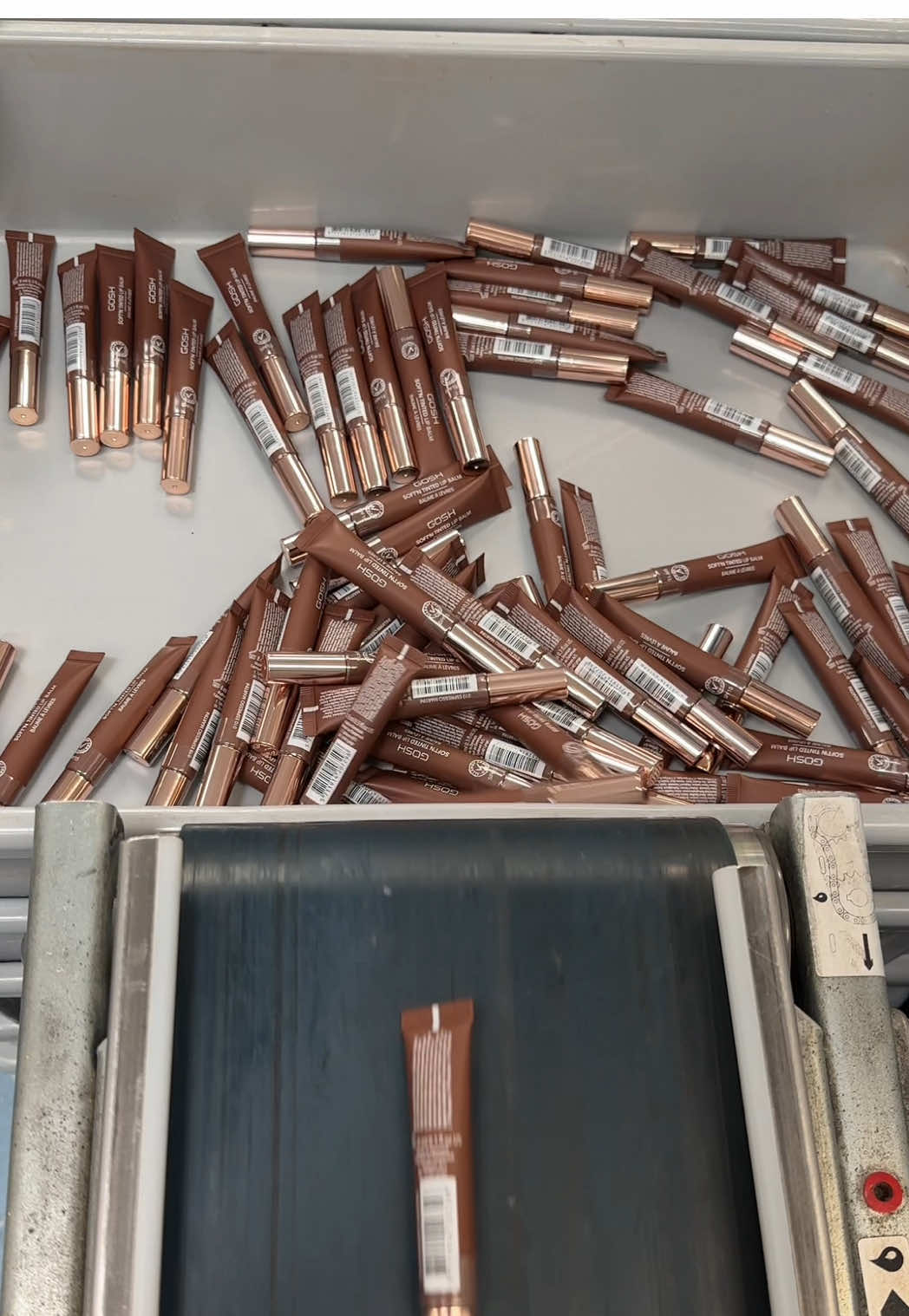 Espresso martini in our Danish production 🤎 #espressomartini #howisitmade #danishproduction #makeuplab #makeupproduction #gosh #fyppp #lipgloss #fypシ゚ 