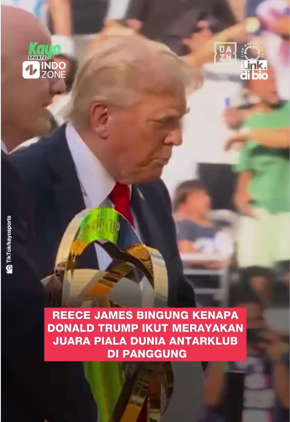 Chelsea tampil mendominasi di final yang digelar di MetLife Stadium, New Jersey, Minggu (13/7/2025), dan sukses mengalahkan PSG dengan skor meyakinkan 3-0. Setelah pertandingan usai, Trump muncul di podium bersama Presiden FIFA Gianni Infantino, untuk menyerahkan trofi kepada kapten Chelsea, Reece James. Namun, yang menjadi sorotan bukan hanya kehadirannya, melainkan Trump yang tetap berada di atas panggung saat para pemain mengangkat trofi. Biasanya, penyerahan trofi dilakukan secara seremonial dan singkat, namun Trump justru ikut bertepuk tangan dan berdiri bersama Reece James dan Robert Sánchez. [Baca berita selengkapnya dengan KLIK tautan di BIO]⁠