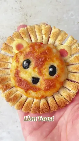 How cute is this lion toast?! 🦁 Such a fun little activity to do with kids — and it tastes amazing too. Just cut your bread into a circle, slice the edges to make the mane, then fill the centre with tomato sauce and cheese. Add olive eyes and nose, cheese and ham ears, then bake until golden and gooey. So simple and so good! #toastart #funfoodforkids #cheesetoastieideas #cutelunchideas #playfulfood #liontoast