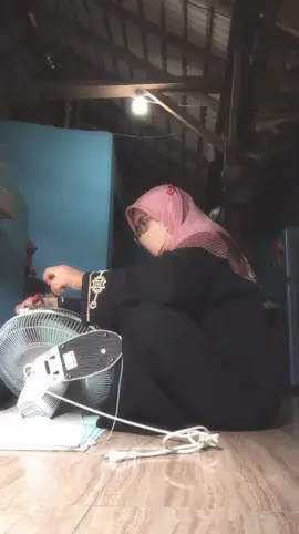 Hidupmu adalah ceritamu, tulislah yang terbaik. Jangan biarkan orang lain menentukan nilai dirimu. Kamu jauh lebih kuat dari apa yang kamu pikirkan. Jangan berhenti sampai kamu bangga pada dirimu sendiri. Hari ini mungkin sulit, tapi besok bisa menjadi lebih baik.