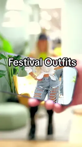 Suntem în perioada cea mai frumoasă din an, când Clujul vibrează la cel mai înalt nivel pe vibe de festival! 🎊🎶  Dar cum ne îmbrăcăm pentru fiecare zi de festival?  Fie că alegem o ținută #bohochic de la @bsb_romania sau stiluri #urbanchic #sportychic de la @peekandcloppenburg_cee_careers la @vivoclujnapoca avem o gamă variată de propuneri pentru festival vara aceasta, pentru ca distracția să fie pe cinste. 🥳 Tu ți-ai pregătit ținuta pentru un #festivallook reușit? 😎  #vivoclujnapoca #festivalfits #festivallook #festivaloutfitideas #fashioninspo #fashionblogger #outfitinspo 