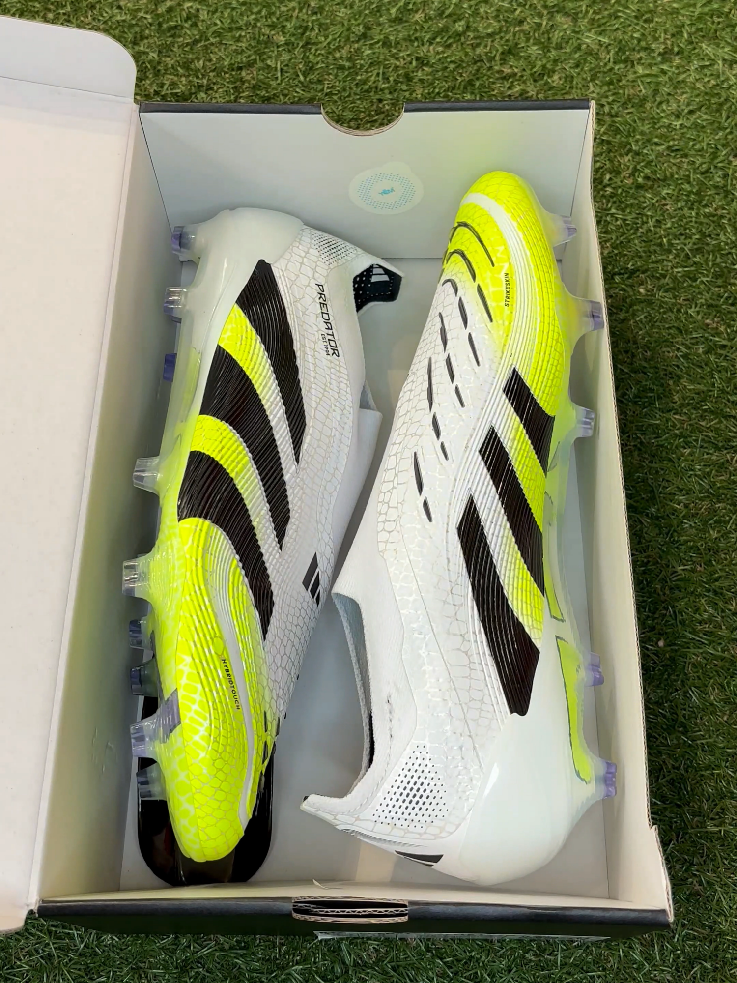 Unboxing Time 🎁     Der neue Adidas Predator Elite Laceless – Radiant Blaze Pack in Weiß/Neongrün ist   gelandet!     #adidasfootball #predator #unboxing #fußballgear #sportschwab #neueschuhe   #soccerlove #Stuttgart #Schorndorf #Winterbach #Remstal #Fellbach #Waiblingen   #fürdich #fyp #foryou