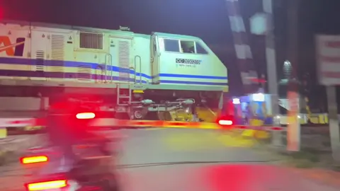 Wnb nya kok ada yang beda yah?🤔 || #kereta #keretaapi #railfans #keretaapiindonesia #cinematic #fyp #fypシ゚ #bismillahfyp #CapCut 
