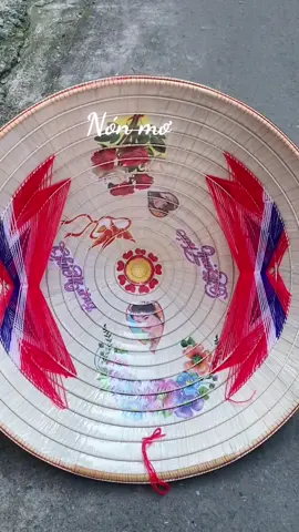 Làng Chuông – nơi những chiếc nón lá ra đời từ bàn tay người thợ lành nghề. Nhẹ, bền, chắc tay – là chất riêng của nón quê em.#nonlua #nonlalangchuong #nonmo #thucongvietnam #quatangme #nonla #tiktokviral 