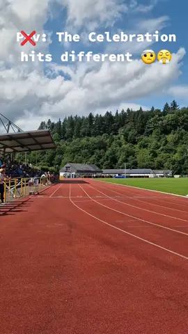 keine sorge, wurd nicht mal ein blauer fleck.. 4×100m Staffel bei Jugend Trainiert für Olympia  u20 Landesmeister 💪🏾 #relay #unfall #celebration #trackandfield #leichtathletik 