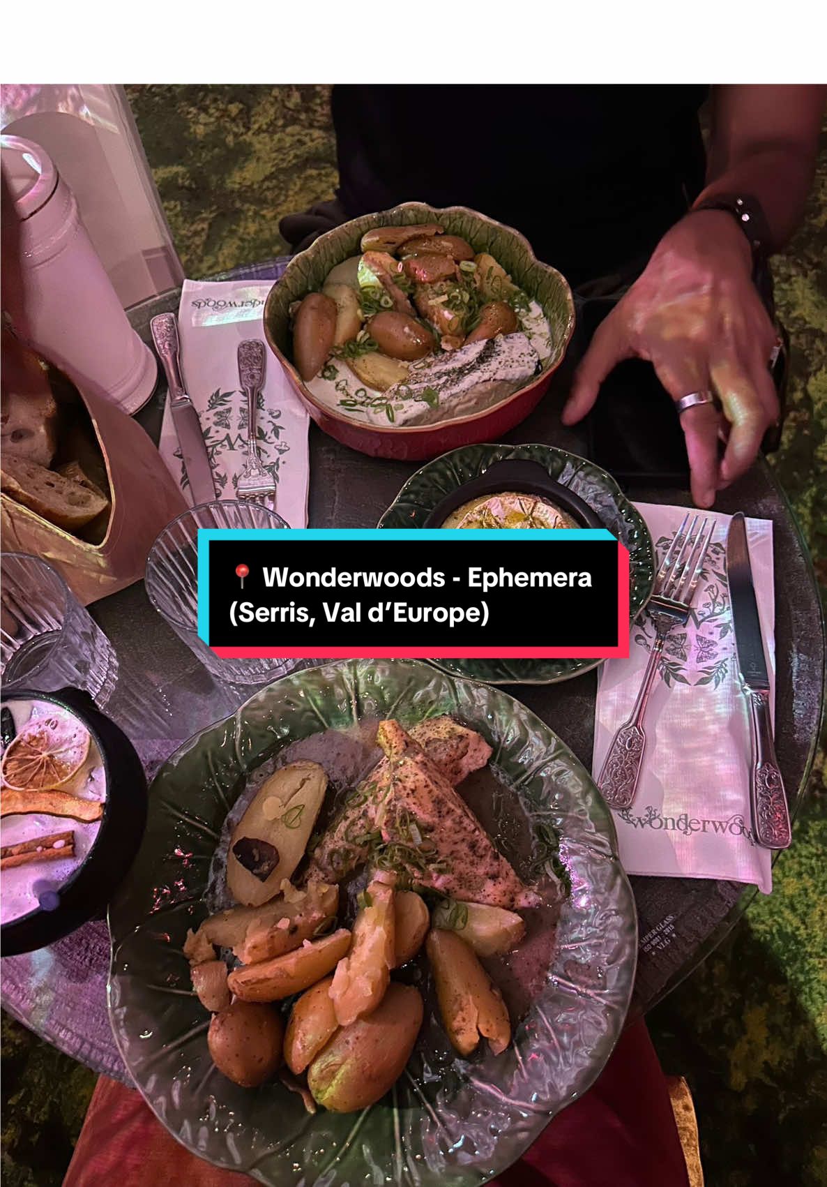 Découverte food grâce à mon chéri 💚👨‍🍳 📍 Wonderwoods - Ephemera (Serris, Val d’Europe) Un resto éphémère à l’ambiance féerique 🌿✨ Parfait pour un date ou un moment chill en famille ! Au menu : 🍔 Smash burger 🍝 Pâtes à la truffe 🧀 Camembert rôti 🍚 Risotto d’orge 🐟 Saumon à l’oseille 👉 Et plein d’autres surprises ! 💸 Prix abordables, assiettes généreuses, cadre apaisant. Testé & validé à 100% 🔥 #FoodTok #parisfood #bonplan #Foodie #FoodLovers #FoodPorn #TikTokFood #RestoParis #DateNight #Truffe #SmashBurger #ValdEurope 