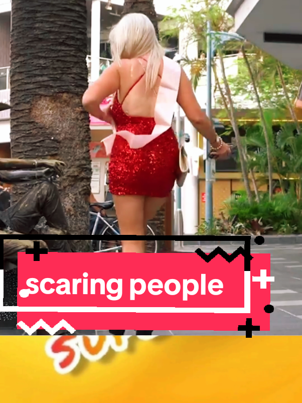 The living statue always scaring people in the city #statue #statueprank #scareprank #fannyvideo 