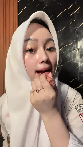 The besttt bgt sih buat pelajar🥹😍✨ @azarine  #backtozkul #azarine #azarinelipstick #mattelitelocklipstick #lipstickcipokable