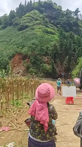 giữa trưa ban ngày trời nắng chang chang mà vẫn sạt lở, thật nguy hiểm thả xui từ đây, chúc tất cả ae trên mọi miền tổ Quốc bình an trong mùa mưa bão năm 2025#vangthipha #thiênnhiên #xuhuongtiktok 