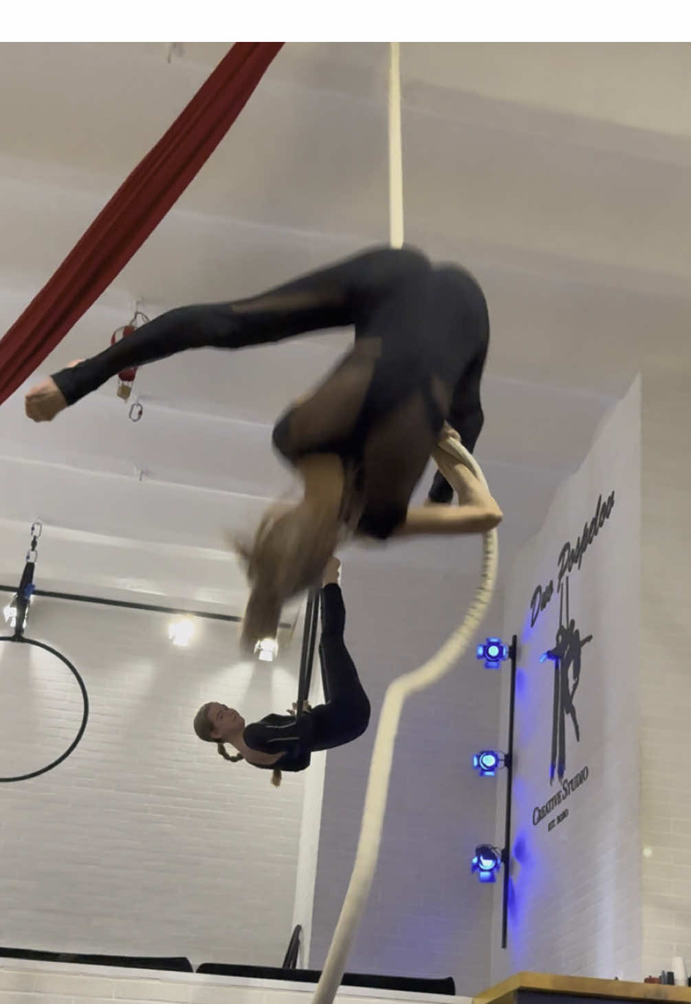 Ещё одно сальто🩵 @Duo Pospelov Creative Studio #воздушнаягимнастика #aerialgymnastics #duopospelov #тренировка #перехват #сальто #канат 