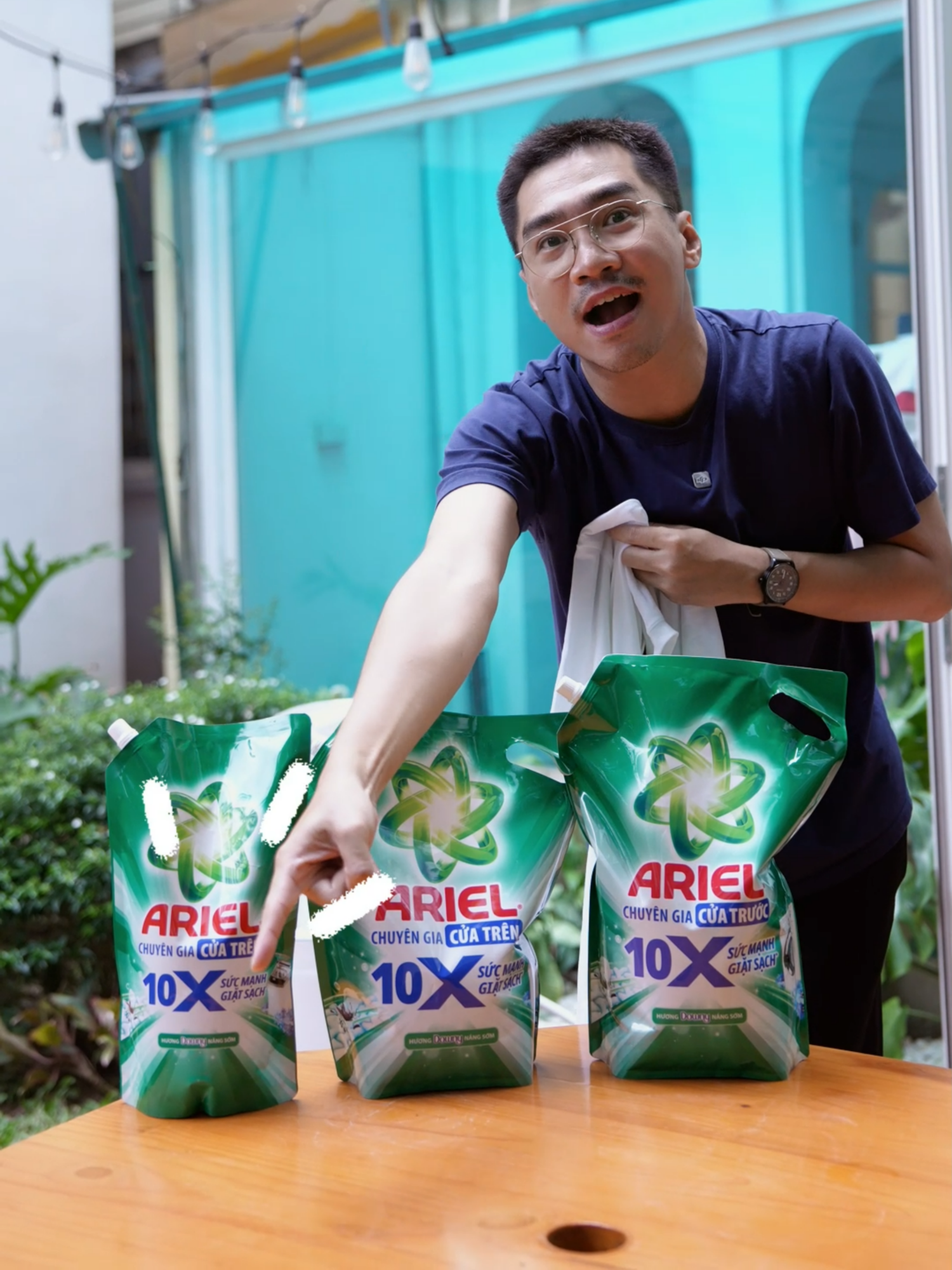 [REVIEW KHÔNG BOOKING] VIDEO REVIEW ARIEL 10X ĐẾN TỪ NHÀ P&G Nước giặt Ariel 10X sức mạnh - chuyên gia cho máy giặt cửa trước và cửa trên. Sức mạnh với công thứ Enzyme Boosted giúp đánh bay các vết bẩn cứng đầu như dầu mỡ, cà phê, mồ hôi,.. giúp giữ màu và bảo vệ sợ vải sau nhiều lần giặt. Ngoài ra sản phẩm có bọt mịn tan nhanh, không để lại cặn, bảo vệ máy giặt và sợ vải. Rất mong quý kháng hàng/ khán giả có thể để lại bình luận/ góp ý hay sản phẩm quan tâm nhé. * Chúng tôi nhận hoa hồng từ các nhãn hàng khi bán/ giới thiệu/ trải nghiệm các sản phẩm được liên kết với video này. * #pewpew #taphoapewpew #Ariel10X#10Xsucmanhgiatsach