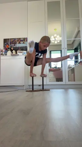 #acro #acrobaticgymnastics #fyp #viral #strong #presstohandstand #workhard #training #acrobatics #goviral #work #mexicanhandstand 