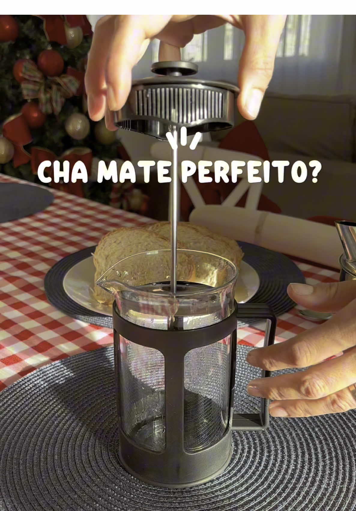 🚫 NUNCA mais use água fervendo no chá mate! É por isso que o seu chá fica amargo ou com gosto de queimado! 😖 🌿 Vem ver o jeito CERTO de fazer um chá mate cheiroso, levinho e delicioso — igual de cafeteria! ☕✨ 🔥 O segredo tá na temperatura da água… entre 70 e 80 graus.  💬 Já sabia disso? Me conta aqui! 📲 Produtos usados estão no link do vídeo! #CháMate #SegredoDoChá #DicaDeChá #TikTokMeFezFazer #TikTokShop #CháSemAmargor #cháperfeito 