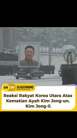 Kim Jong-il, pemimpin tertinggi Korea Utara sebelum Kim Jong-un, meninggal pada 17 Desember 2011 akibat serangan jantung saat melakukan perjalanan dengan kereta api.  Ia adalah anak dari pendiri Korea Utara, Kim Il-sung, dan menjabat sebagai pemimpin dari 1994 hingga wafatnya. Berdasarkan laporan dari media pemerintah Korea Utara, kematiannya memicu reaksi duka mendalam dari rakyat, yang ditampilkan dengan tangisan massal dan upacara penghormatan besar-besaran.  Namun, media internasional menilai sebagian respons publik itu kemungkinan besar dipaksakan atau dibesar-besarkan oleh pemerintah sebagai bagian dari kontrol sosial dan propaganda negara. #fyp #korea #northkorea #kimjongun #korut 