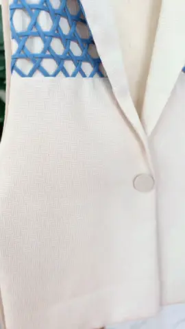 เบลเซอร์ตาแหลว ราคา 980.- ออกแบบตัดเย็บเอง ได้แรงบันดาลใจจากการสานตาเหลว ความเชื่อและภูมิปัญญาชาวบ้าน ป้องกันภัยและสิ่งชั่วร้าย   วัสดุผ้าฝ้ายทอเกล็ดเต่า อัดผ้ากาว ซับในทั้งตัว สานด้วยผ้าลินินสีฟ้า##ผ้าลินิน##แฟชั่นผู้หญิง##ผ้าไทย##เสื้อผู้หญิง##งานแฮนด์เมด##ผ้าฝ้าย##fashion