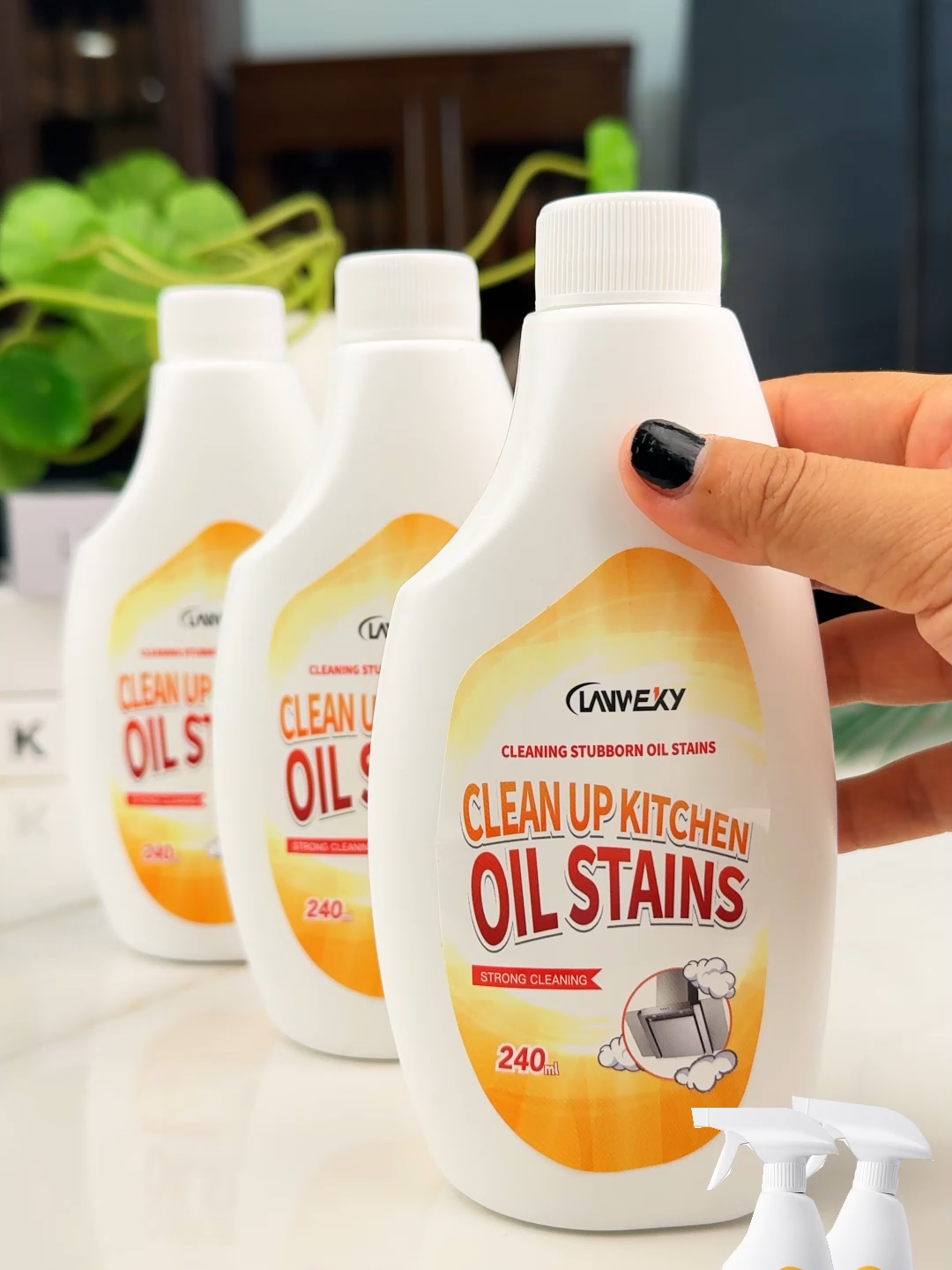 This cleaner can easily remove grease stains on the kitchen stove.#clean#cleaning #cleaningtiktok #kitchen #CleanTok#TikTokShop