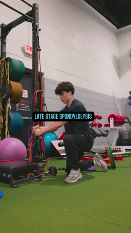 Late-stage doesn’t mean easy, it means intentional. 💥 This athlete is in the final phase of rehab from spondylolysis (pars fracture), and now it’s all about building the strength and control needed to stay pain-free and perform at a high level. In today’s session, @jamiethedpt is focussing on: ✔️ Heavy core and glute loading to stabilize the spine ✔️ Reinforcing movement around the healed segment ✔️ Reintroducing rotational work to prep for the real demands of sport Because returning to play is about confidence, control, and capacity. This is how long-term durability is built. 🏆 #SpondylolysisRehab #CoreStability #ReturnToPlay #SportsPT #TrueSports #SpinalHealth #AthleteRecovery #MovementMatters #PerformanceRehab