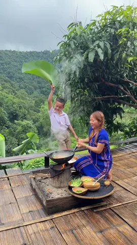 ข้าวผัดทรงเครื่องเด็กดอย #วิถีชีวิตบนดอย #แพทสาวดอย #แพทลูกกะเหรี่ยง