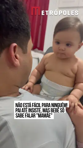 Um dos #sonhos de qualquer homem ao se tornar #pai é ouvir os pequenos dizerem “papai”. Com o pai da Merida não seria diferente.  Em um vídeo postado pela #mamãe Danielle Borges, o homem tenta a todo custo fazer com que a filha fale “papai”, mas a menina insiste em repetir “mamãe”.  Nas imagens, é possível ver que a #bebê não gostou das tentativas do pai, o que criou um “momento de tensão” entre os dois. Além de repetir “mamãe” o tempo todo, a menina ficou irritada com a insistência. O momento entre pai e filha garantiu muitas risadas e interações nas #redessociais. Vários internautas, inclusive, ficaram encantados com a bebê. “Eis a “nenê” mais fofa que eu já vi na minha vida”, escreveu um. “Ela colocando a maior força pra falar mamãe”, apontou outro. #EntretêNews 🎥 @daniellecsborges (ig) | @myhoodbr