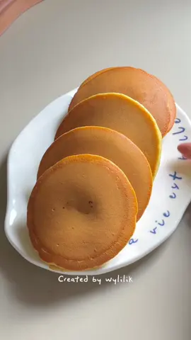 Anak minta dibuatkan pancake, karena bahannya simpel langsung aja eksekusi. Hasilnya? Lembut, pluffy, dan cokelatnya lumer banget! 🥞 Bahan: 1 telur 60 gr gula Sedikit garam 120ml susu cair 1.5 sdm minyak sayur 1 sdt pasta vanilla 140 gr tepung terigu 2 sdm susu bubuk 1 sdt baking soda Cadbury dairy milk #PancakeLumer #ResepPancake #PancakeCokelat #CemilanAnak #MasakItuMudah #IdeBekalAnak #JajananRumahan #HomemadePancake #CamilanManis #DapurRumahan