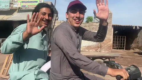 Crazy fans love you 🥰 #waqarbettani #bf3 #waqarabidhamid #fyp #friends @waqarr_commentator 