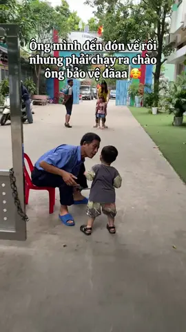 Chào ông bảo vệ để về thôiiii 😍 #mamnon #mamnongiaitri #mamnontiktok #suphammamnon #spmn #trending #cohangmamnon #spmn #trending #cohangmamnon #cohanggvmn #viral #trendmamnon #giaovienmamnon #ongbaove #ongbaovetruong #giaovien 
