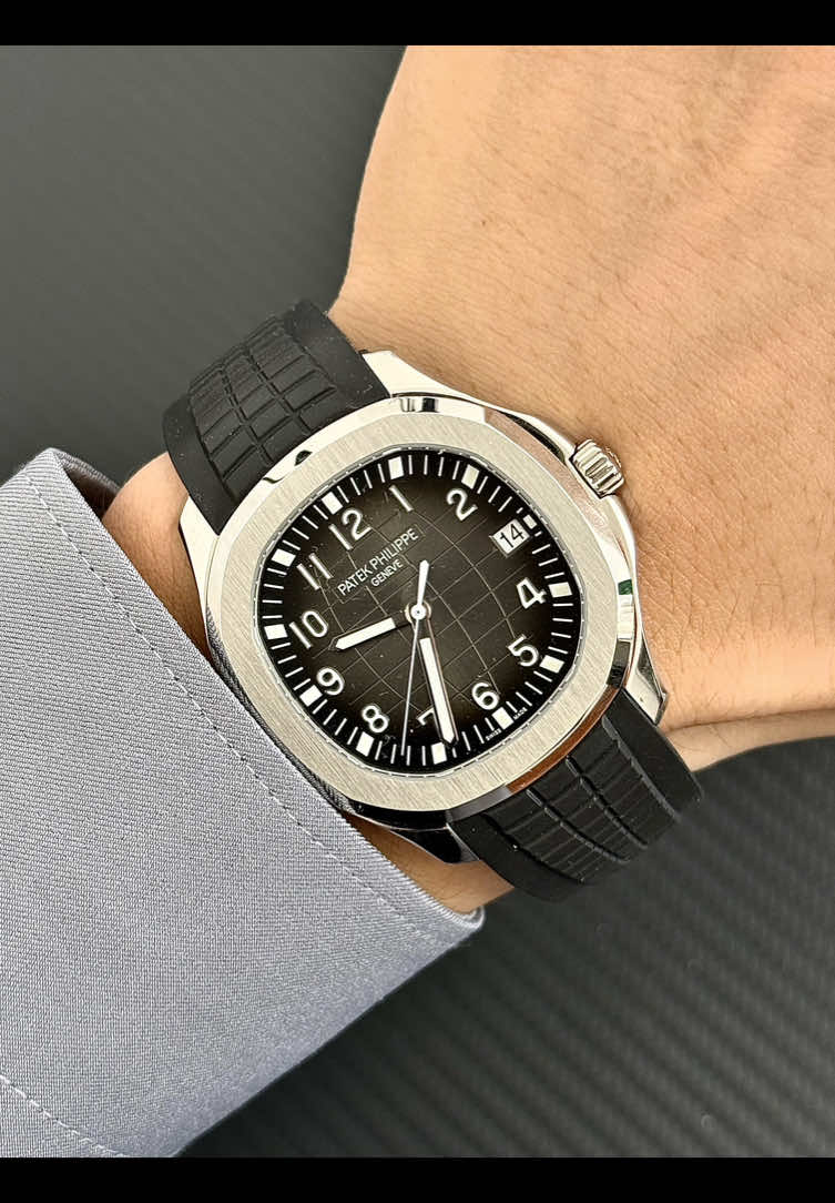 Dog Days of Summer ⛱️ Let's take a look at the 5167a gradient grenade with a cool temperament Extremely comfortable to pick up 🥳 The perfect combination of black and stainless steel! Low profile yet also exudes luxury~ Simple yet elegant🤩🤩 #pp #patekphilippegrenade #patekphilippe #wristwatch #watch #patekphilippe5167a 