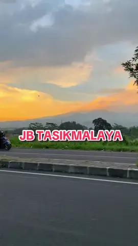 Duduk ngahuleng menikmati vibes sore di JB Tasik 😍 #vibessore #jbtasikmalaya #tasikmalaya #tasik #gunung #sore #sunda 