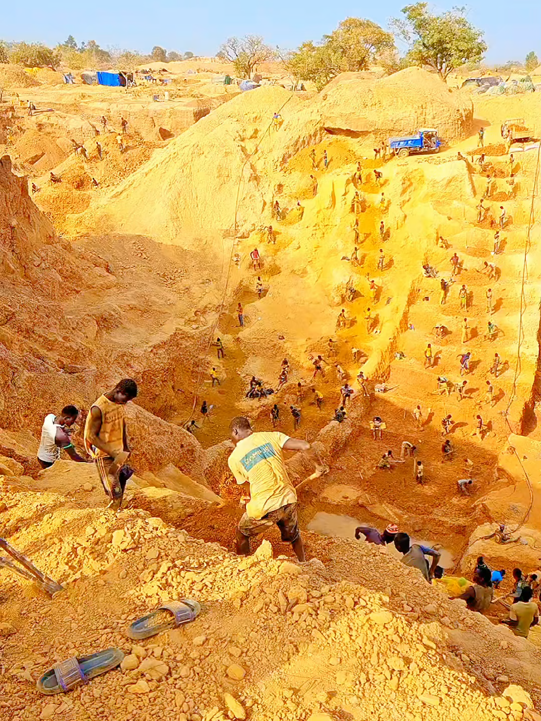 Gold mining in Africa, the golden mountain #Myanmar #Mali #Tanzania #mine #Miningmachineryandequipment #goldore #goldmining #goldpanning #Miningcrushing #gold #golden #fyp