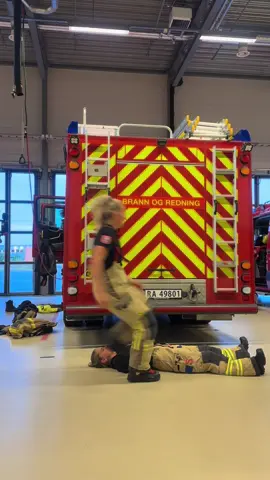 🧑🏼‍🚒🤝🏽 #fyp #firefighter #brannmann 