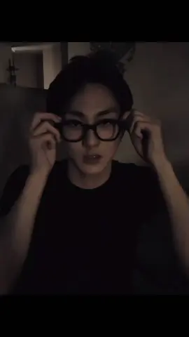 POV JUNGWON: Kamu adalah istri dari seorang tentara angkatan laut bernama Jay. Sudah lebih dari lima tahun kalian menikah, dan kini kamu sedang mengandung anak pertama kalian. Usia kandunganmu hampir memasuki bulan ke-7. Meski jarang pulang, Jay selalu berjanji akan kembali setiap tanggal 24 Agustus—hari yang selalu kalian nantikan. Hari itu pun tiba. Kamu sedang memasak makanan favorit kalian berdua, penuh semangat menyambut kepulangan Jay. Tapi tiba-tiba, suara ketukan pintu membuyarkan fokusmu. Jantungmu berdegup cepat—kamu yakin itu Jay. Namun, ketika membuka pintu, bukan Jay yang kamu lihat. Melainkan sahabat dekatnya, Jungwon. 