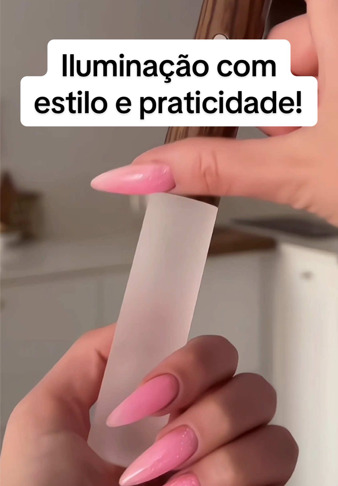 ✨ Iluminação com estilo e praticidade! A Luminária LED Recarregável com Sensor de Movimento combina design minimalista com arandela de madeira 🌿 Ideal para parede ou mesa, ela acende sozinha quando você passa! Sem fios, sem complicação. 💡 #LuminariaMinimalista #DecoraçãoModerna #SensorDeMovimento #LuzInteligente #CasaEstilosa 