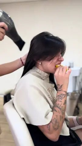 Ana Flávia comendo o bolo que a @breecasii fez pra ela 🤍🥰.  #anaflaviacastela #boiadeira #fyp #bolo #salaodebeleza #paravoce #fãclube #viraliza #foryoupage #tiktokentregameusvideos #vaiprafy 