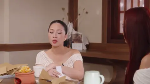 Không cần hoàn hảo nhưng nhất định phải nỗ lực. Không cần giàu có nhưng nhất định phải hạnh phúc. Cuộc gặp gỡ đẹp nhất trên thế gian là gặp được phiên bản tốt hơn của chính mình. Trong cuốn sách “Chúng ta sinh ra là để hạnh phúc” có một đoạn rất hay thế này: “Nhất định rồi mọi chuyện sẽ ổn thôi. Nếu không phải hôm nay, thì sẽ là một ngày nào đó. Ông trời sẽ không thương hại những kẻ yếu đuối. Nhưng nhất định sẽ ưu ái những người mạnh mẽ. Không phải hạt giống nào cũng trở thành cây cổ thụ. Chỉ cần sống thật với chính mình cho dù là ngọn cỏ ven đường cũng xứng đáng được yêu thương.  Nếu không ai thắp sáng cho con đường bạn đi. Vậy hãy tự làm một ngọn đèn soi sáng cho chính mình.