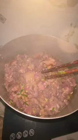 Tại hôm nay trời chuyển mưa.thịt chó thôi ae 